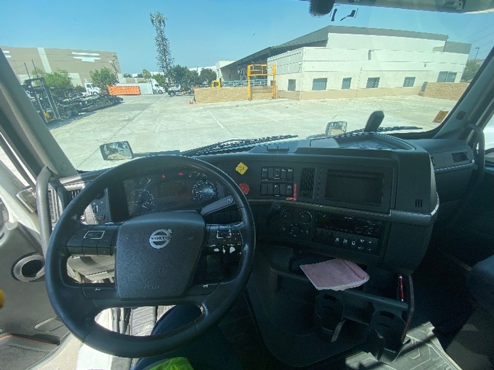 Day Cab Tractor-Heavy Duty Tractors-Volvo-2020-VNR64300-Fontana-CA-473,910\n\t\tmiles-$ 54,750 - Image 11
