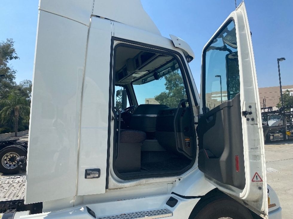 Day Cab Tractor-Heavy Duty Tractors-Volvo-2020-VNR64300-Fontana-CA-473,910\n\t\tmiles-$ 54,750 - Image 12