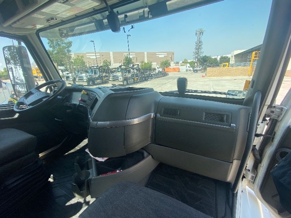 Day Cab Tractor-Heavy Duty Tractors-Volvo-2020-VNR64300-Fontana-CA-473,910\n\t\tmiles-$ 54,750 - Image 13