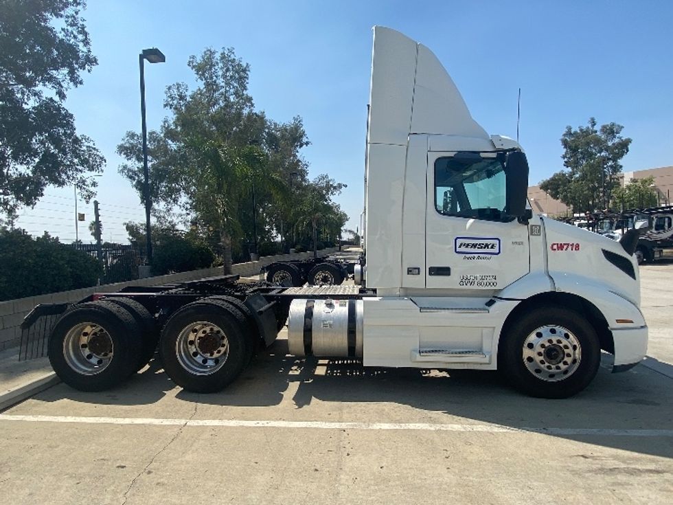 Day Cab Tractor-Heavy Duty Tractors-Volvo-2020-VNR64300-Fontana-CA-473,910\n\t\tmiles-$ 54,750 - Image 8