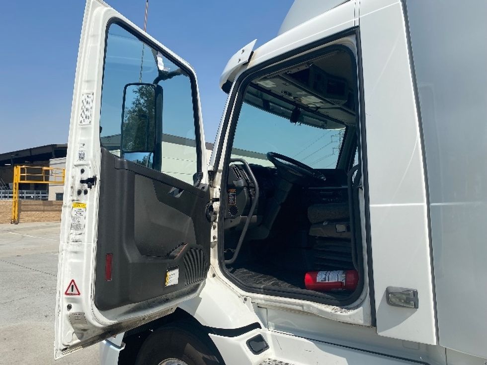 Day Cab Tractor-Heavy Duty Tractors-Volvo-2020-VNR64300-Fontana-CA-473,910\n\t\tmiles-$ 54,750 - Image 9