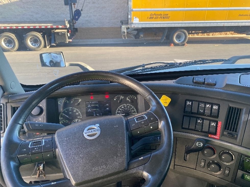 Day Cab Tractor-Heavy Duty Tractors-Volvo-2020-VNR64300-Fontana-CA-478,887\n\t\tmiles-$ 53,000 - Image 11