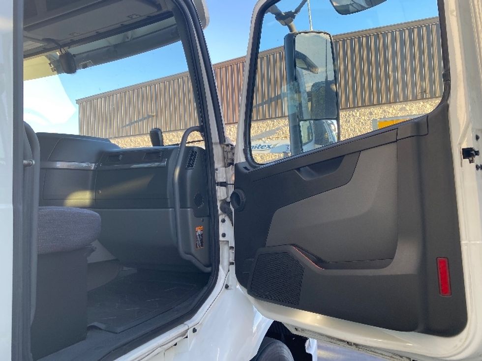 Day Cab Tractor-Heavy Duty Tractors-Volvo-2020-VNR64300-Fontana-CA-478,887\n\t\tmiles-$ 53,000 - Image 12