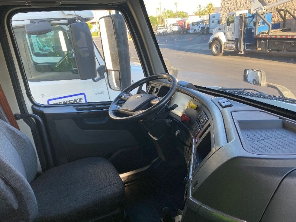 Day Cab Tractor-Heavy Duty Tractors-Volvo-2020-VNR64300-Fontana-CA-478,887\n\t\tmiles-$ 53,000 - Image 14