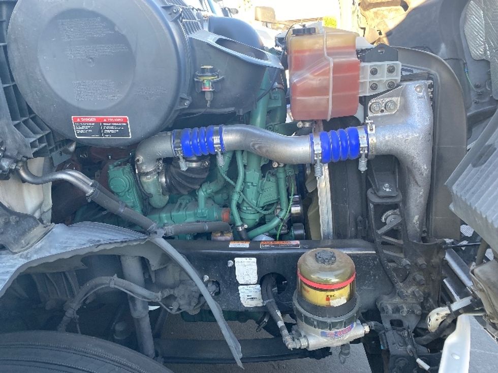 Day Cab Tractor-Heavy Duty Tractors-Volvo-2020-VNR64300-Fontana-CA-478,887\n\t\tmiles-$ 53,000 - Image 15