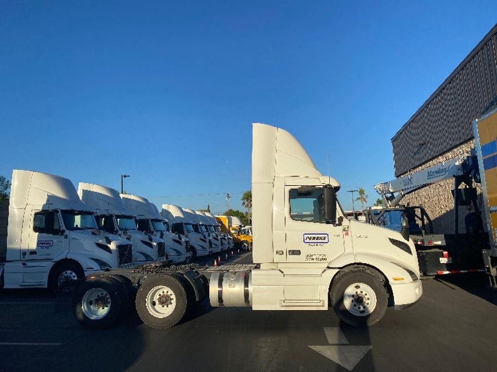 Day Cab Tractor-Heavy Duty Tractors-Volvo-2020-VNR64300-Fontana-CA-478,887\n\t\tmiles-$ 53,000 - Image 8