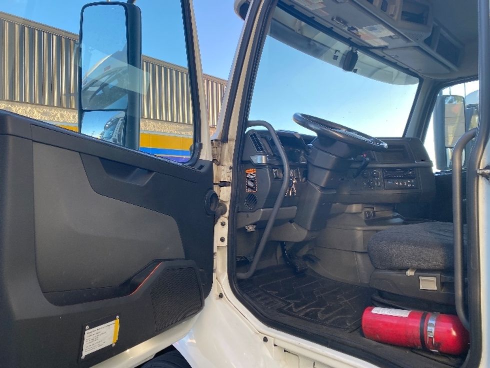 Day Cab Tractor-Heavy Duty Tractors-Volvo-2020-VNR64300-Fontana-CA-478,887\n\t\tmiles-$ 53,000 - Image 9