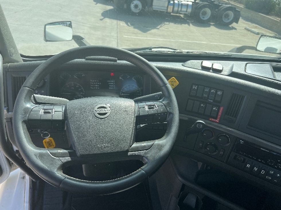 Day Cab Tractor-Heavy Duty Tractors-Volvo-2020-VNR64300-Fontana-CA-484,268\n\t\tmiles-$ 53,750 - Image 10