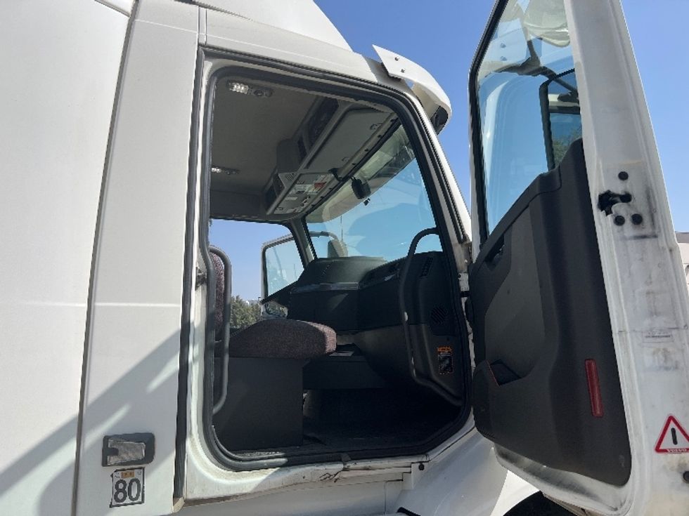 Day Cab Tractor-Heavy Duty Tractors-Volvo-2020-VNR64300-Fontana-CA-484,268\n\t\tmiles-$ 53,750 - Image 11