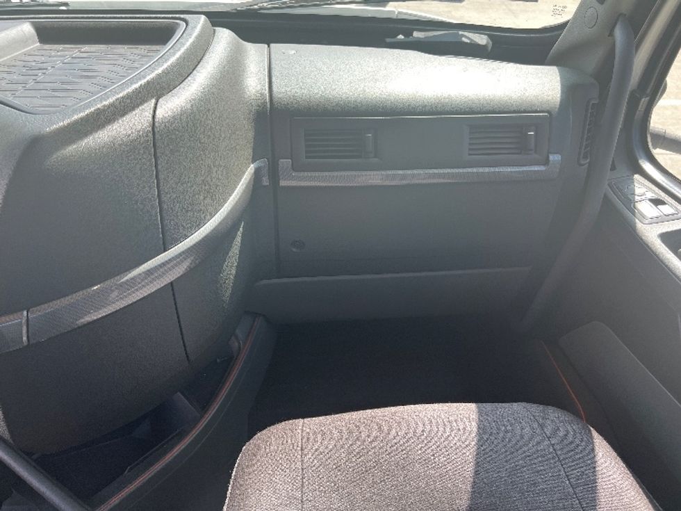 Day Cab Tractor-Heavy Duty Tractors-Volvo-2020-VNR64300-Fontana-CA-484,268\n\t\tmiles-$ 53,750 - Image 12