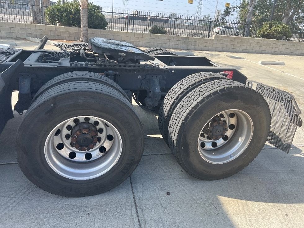 Day Cab Tractor-Heavy Duty Tractors-Volvo-2020-VNR64300-Fontana-CA-484,268\n\t\tmiles-$ 53,750 - Image 15