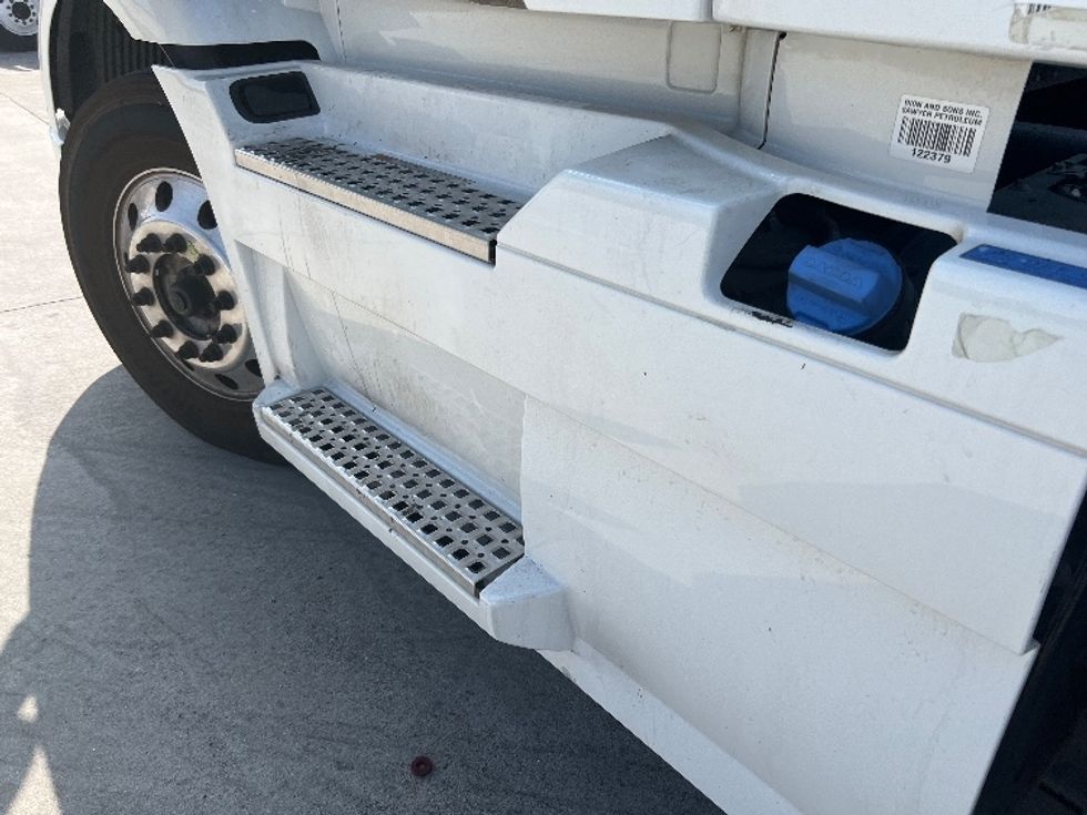 Day Cab Tractor-Heavy Duty Tractors-Volvo-2020-VNR64300-Fontana-CA-484,268\n\t\tmiles-$ 53,750 - Image 19