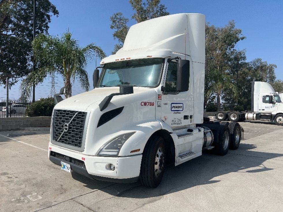 Day Cab Tractor-Heavy Duty Tractors-Volvo-2020-VNR64300-Fontana-CA-484,268\n\t\tmiles-$ 53,750 - Image 3