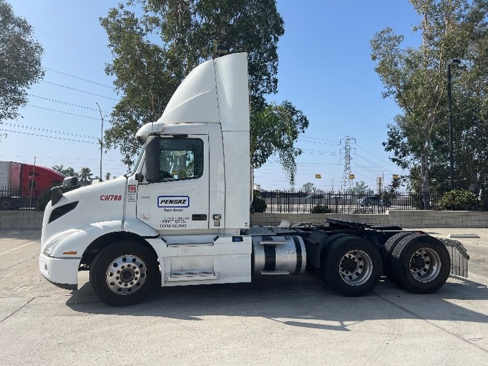 Day Cab Tractor-Heavy Duty Tractors-Volvo-2020-VNR64300-Fontana-CA-484,268\n\t\tmiles-$ 53,750 - Image 4