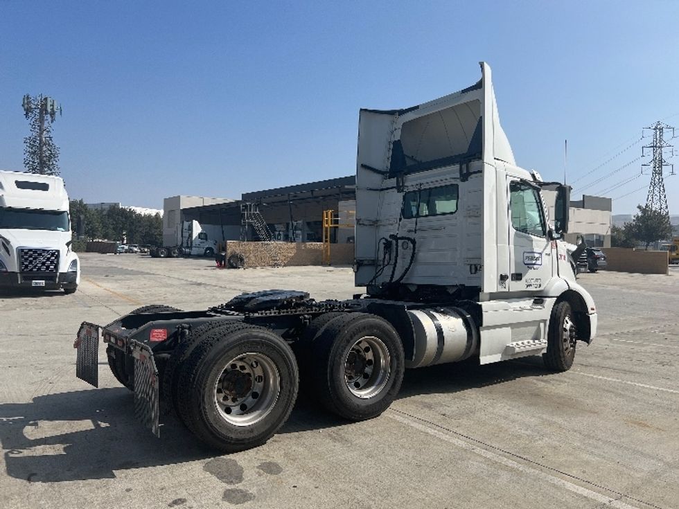 Day Cab Tractor-Heavy Duty Tractors-Volvo-2020-VNR64300-Fontana-CA-484,268\n\t\tmiles-$ 53,750 - Image 6