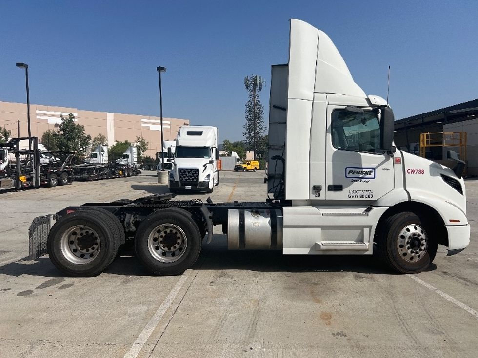 Day Cab Tractor-Heavy Duty Tractors-Volvo-2020-VNR64300-Fontana-CA-484,268\n\t\tmiles-$ 53,750 - Image 7