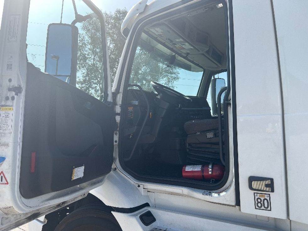 Day Cab Tractor-Heavy Duty Tractors-Volvo-2020-VNR64300-Fontana-CA-484,268\n\t\tmiles-$ 53,750 - Image 8