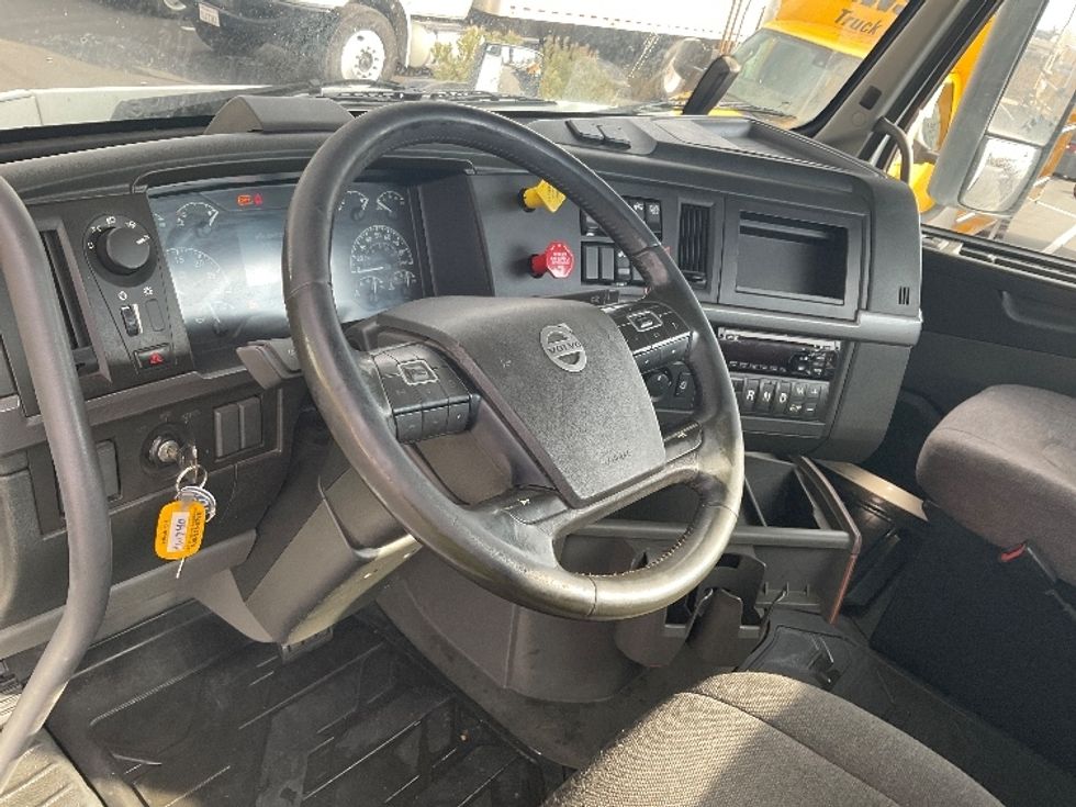 Day Cab Tractor-Heavy Duty Tractors-Volvo-2020-VNR64300-Fontana-CA-484,469\n\t\tmiles-$ 49,000 - Image 10