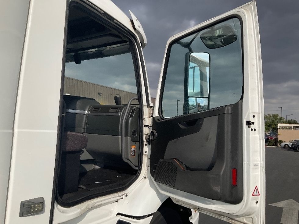 Day Cab Tractor-Heavy Duty Tractors-Volvo-2020-VNR64300-Fontana-CA-484,469\n\t\tmiles-$ 49,000 - Image 12