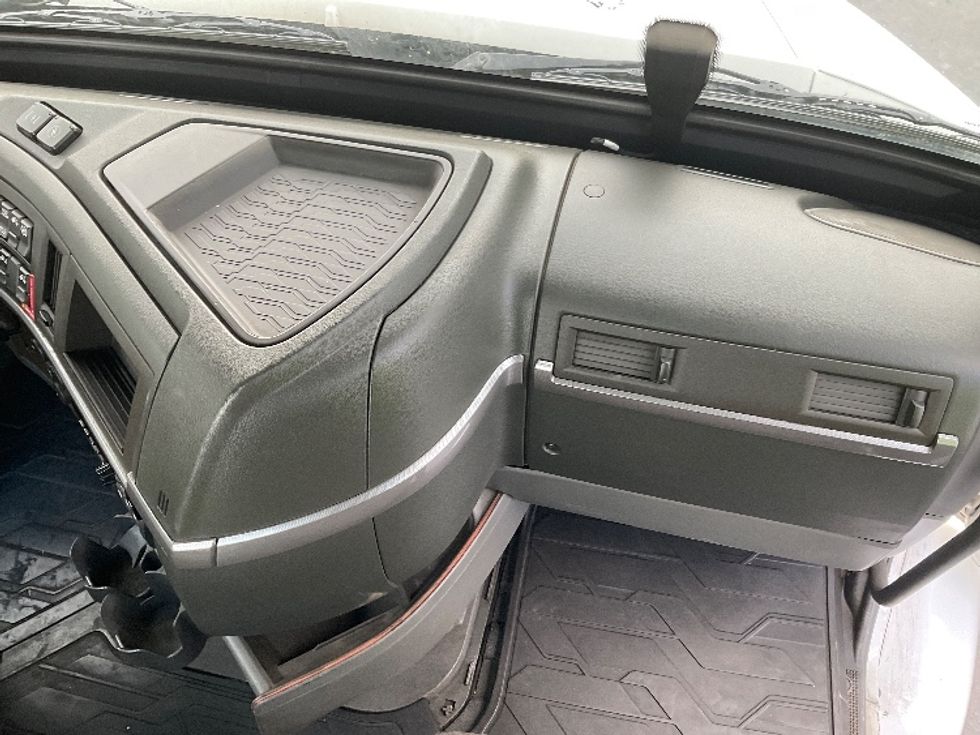 Day Cab Tractor-Heavy Duty Tractors-Volvo-2020-VNR64300-Fontana-CA-484,469\n\t\tmiles-$ 49,000 - Image 13