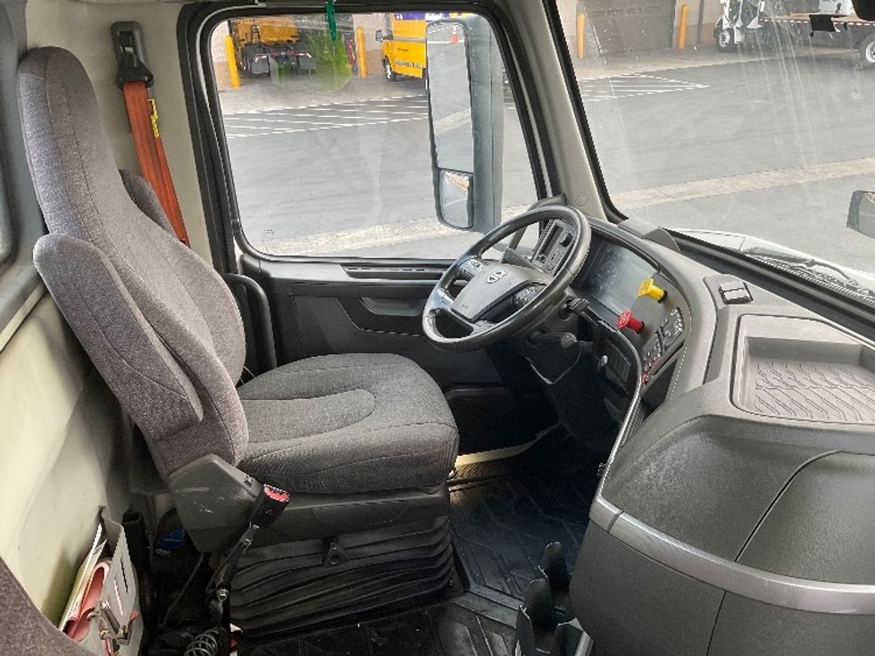 Day Cab Tractor-Heavy Duty Tractors-Volvo-2020-VNR64300-Fontana-CA-484,469\n\t\tmiles-$ 49,000 - Image 14