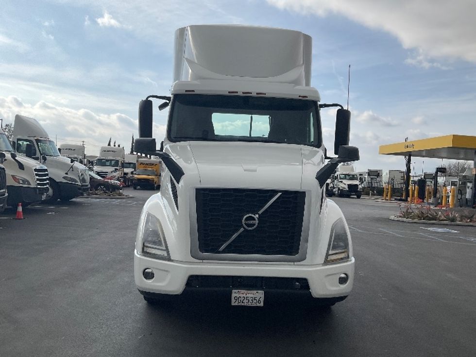 Day Cab Tractor-Heavy Duty Tractors-Volvo-2020-VNR64300-Fontana-CA-484,469\n\t\tmiles-$ 49,000 - Image 2