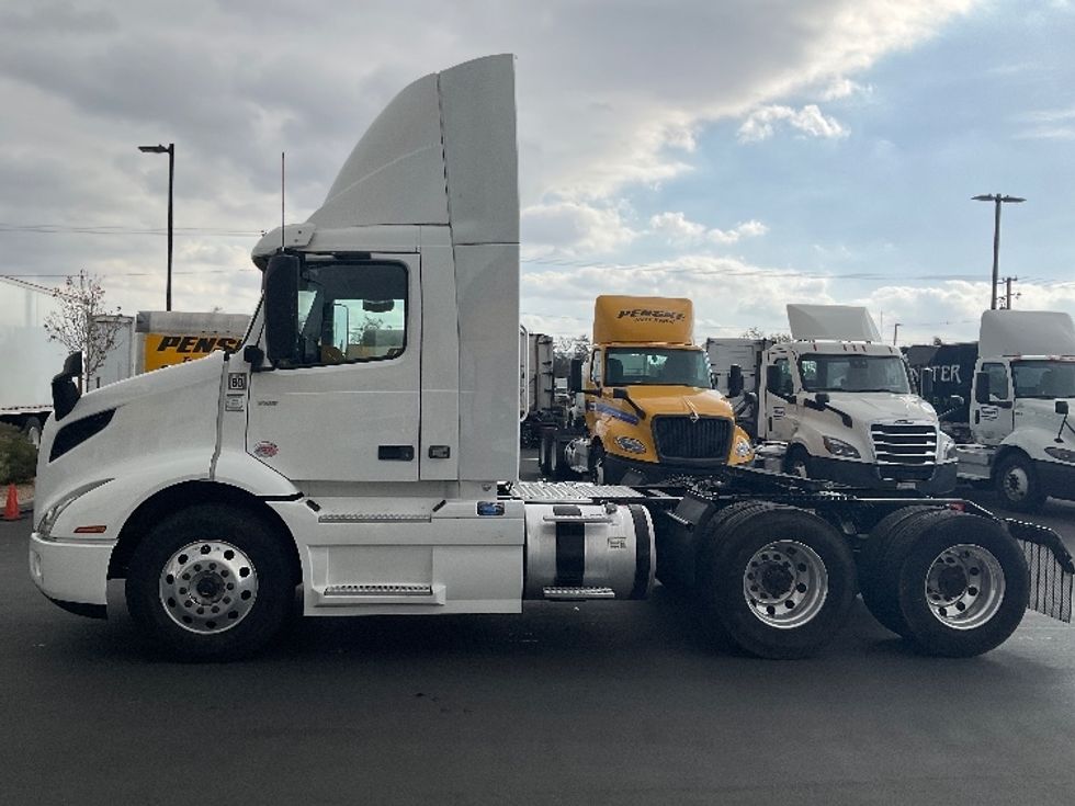 Day Cab Tractor-Heavy Duty Tractors-Volvo-2020-VNR64300-Fontana-CA-484,469\n\t\tmiles-$ 49,000 - Image 4
