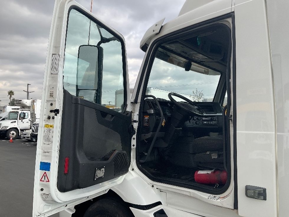 Day Cab Tractor-Heavy Duty Tractors-Volvo-2020-VNR64300-Fontana-CA-484,469\n\t\tmiles-$ 49,000 - Image 9