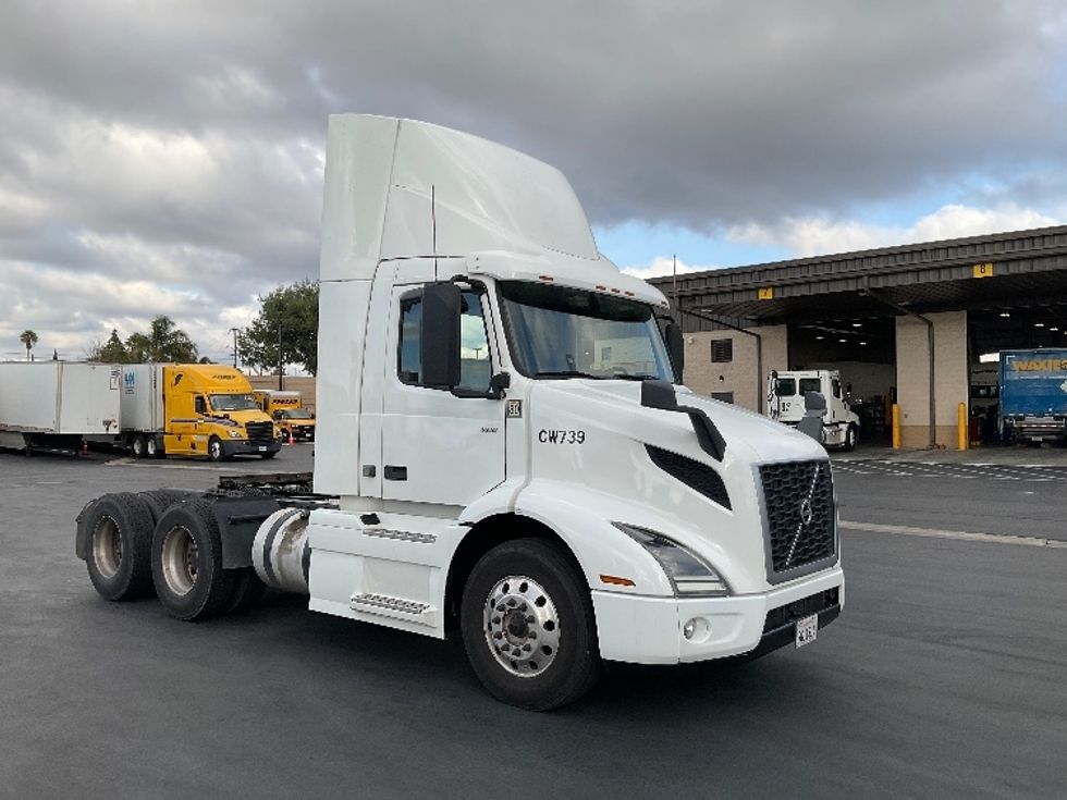 Day Cab Tractor-Heavy Duty Tractors-Volvo-2020-VNR64300-Fontana-CA-488,527\n\t\tmiles-$ 43,250 - Image 1