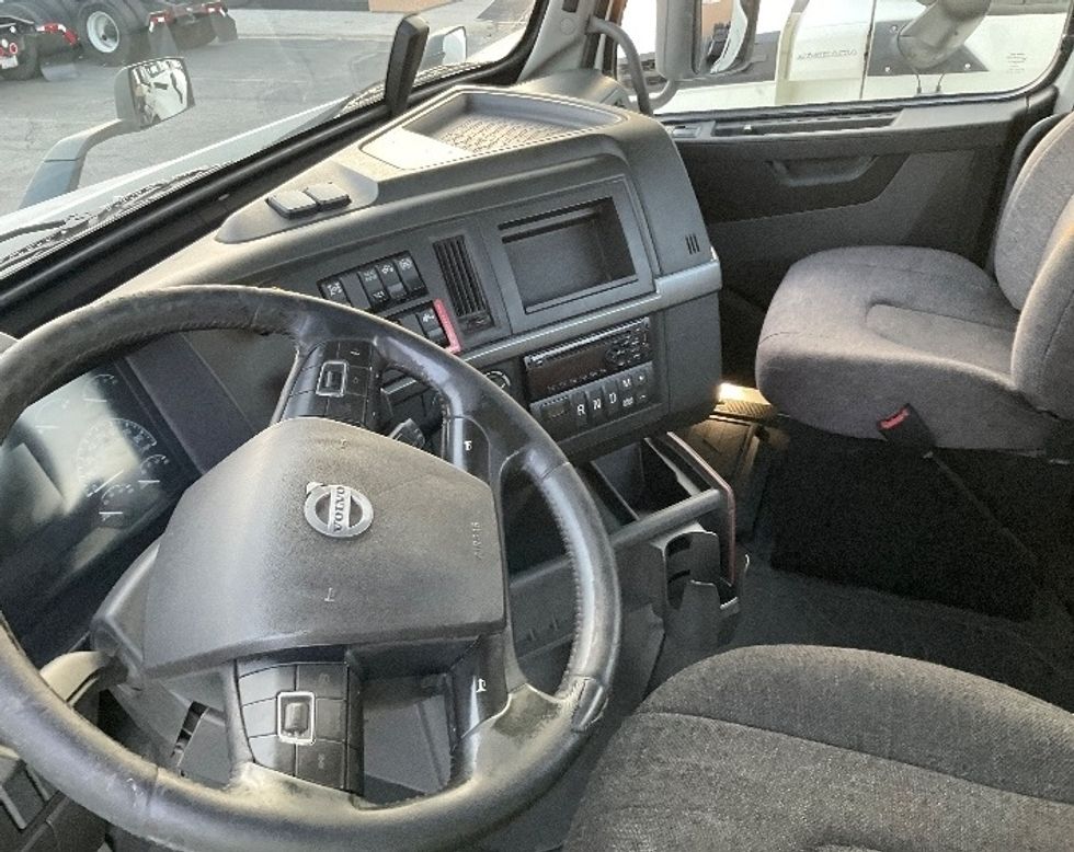 Day Cab Tractor-Heavy Duty Tractors-Volvo-2020-VNR64300-Fontana-CA-488,527\n\t\tmiles-$ 43,250 - Image 10