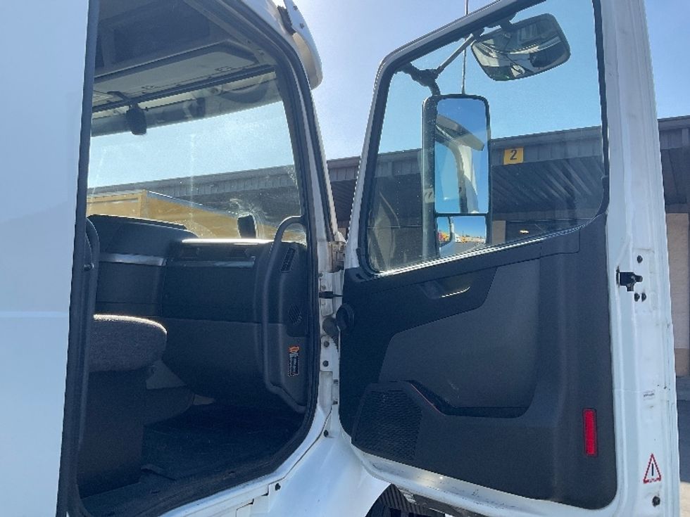 Day Cab Tractor-Heavy Duty Tractors-Volvo-2020-VNR64300-Fontana-CA-488,527\n\t\tmiles-$ 43,250 - Image 11