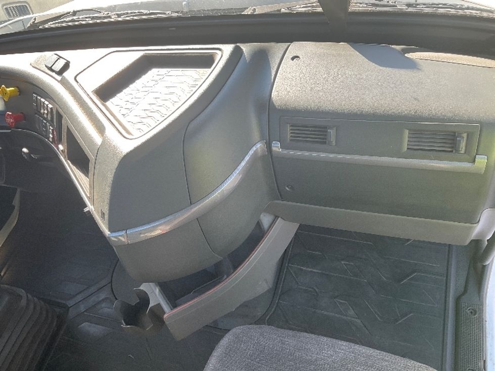 Day Cab Tractor-Heavy Duty Tractors-Volvo-2020-VNR64300-Fontana-CA-488,527\n\t\tmiles-$ 43,250 - Image 12