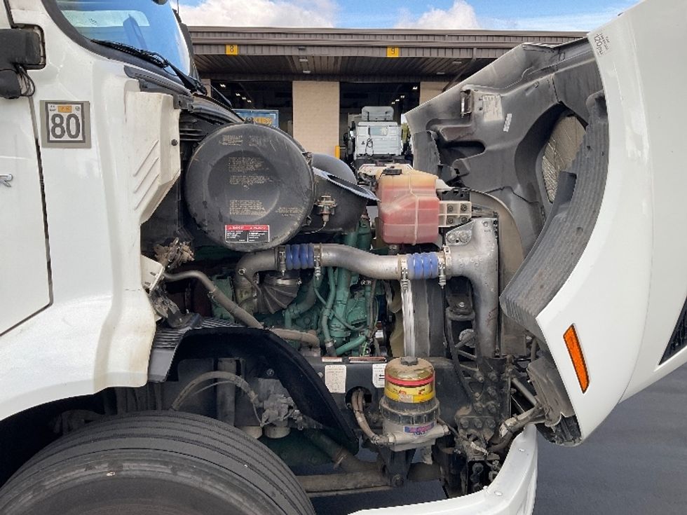 Day Cab Tractor-Heavy Duty Tractors-Volvo-2020-VNR64300-Fontana-CA-488,527\n\t\tmiles-$ 43,250 - Image 13