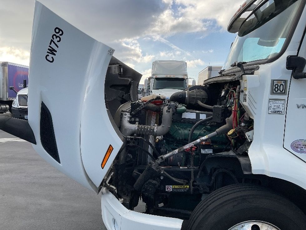 Day Cab Tractor-Heavy Duty Tractors-Volvo-2020-VNR64300-Fontana-CA-488,527\n\t\tmiles-$ 43,250 - Image 14