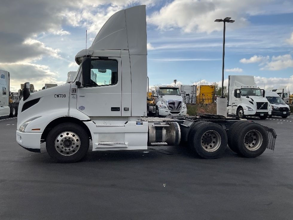 Day Cab Tractor-Heavy Duty Tractors-Volvo-2020-VNR64300-Fontana-CA-488,527\n\t\tmiles-$ 43,250 - Image 4