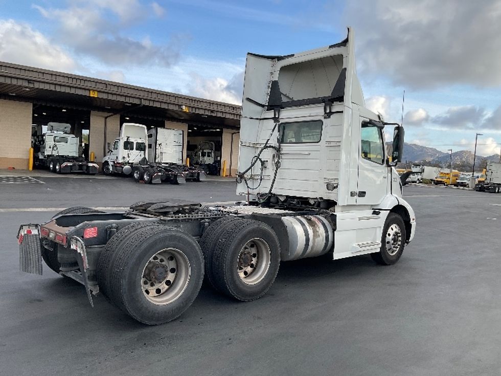 Day Cab Tractor-Heavy Duty Tractors-Volvo-2020-VNR64300-Fontana-CA-488,527\n\t\tmiles-$ 43,250 - Image 7