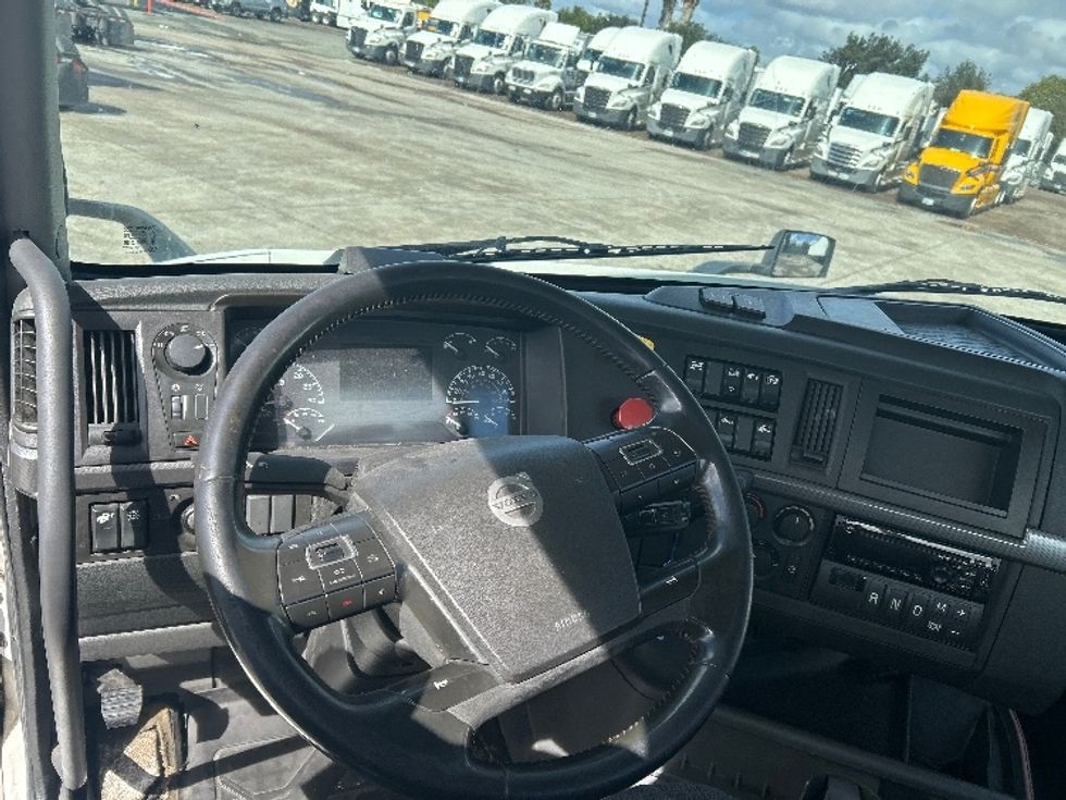Day Cab Tractor-Heavy Duty Tractors-Volvo-2020-VNR64300-Fontana-CA-499,123\n\t\tmiles-$ 39,750 - Image 11