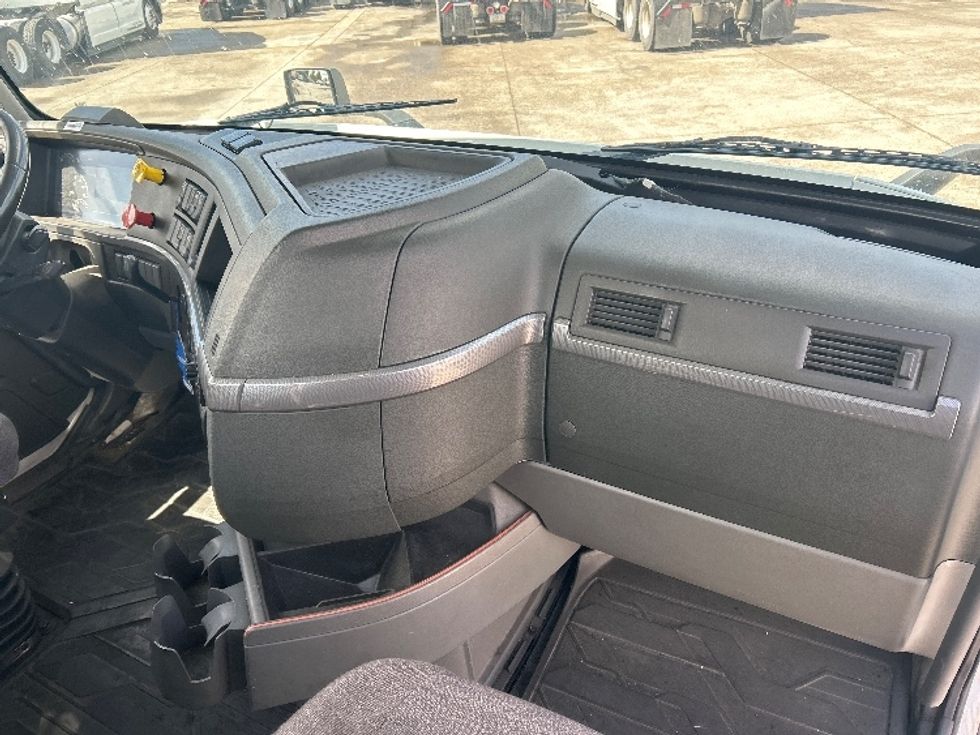 Day Cab Tractor-Heavy Duty Tractors-Volvo-2020-VNR64300-Fontana-CA-499,123\n\t\tmiles-$ 39,750 - Image 13
