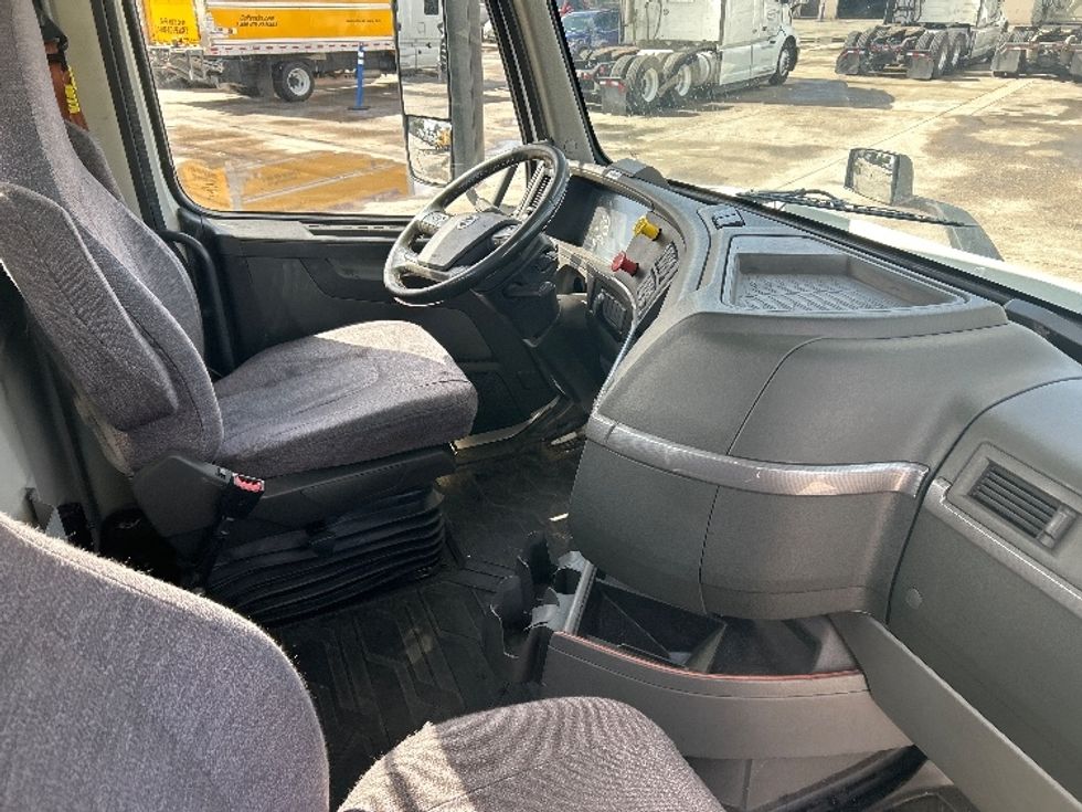 Day Cab Tractor-Heavy Duty Tractors-Volvo-2020-VNR64300-Fontana-CA-499,123\n\t\tmiles-$ 39,750 - Image 14