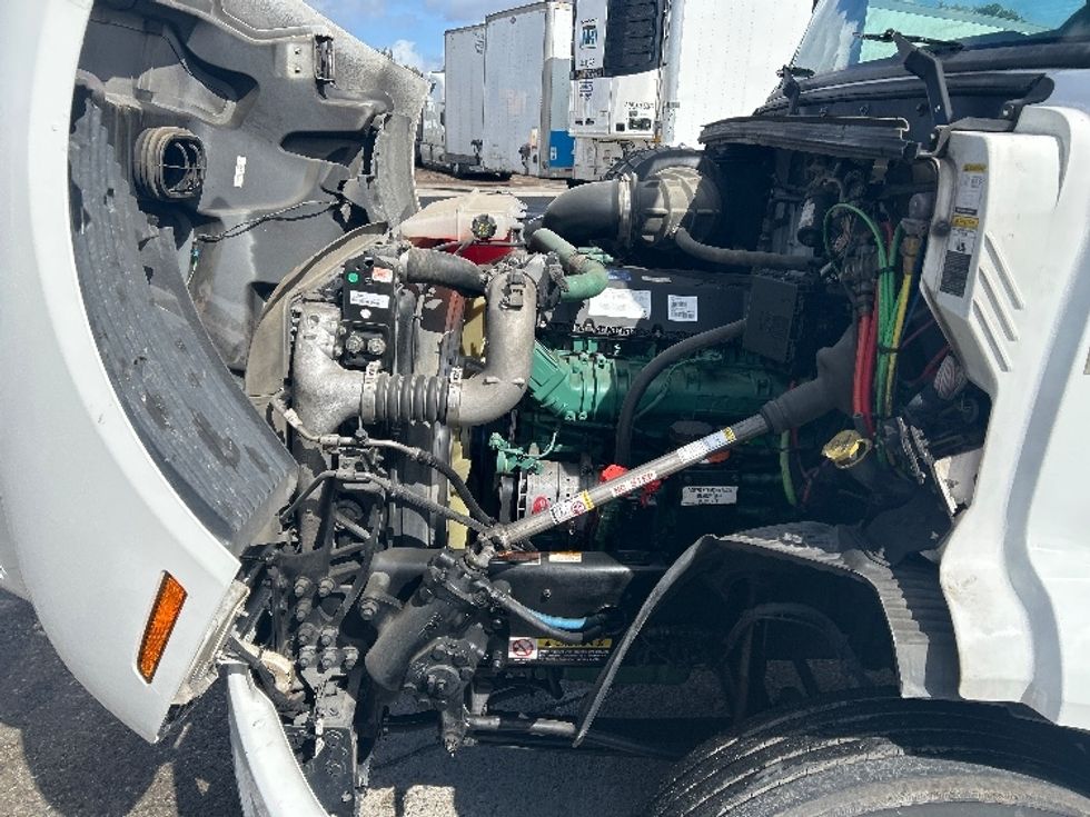 Day Cab Tractor-Heavy Duty Tractors-Volvo-2020-VNR64300-Fontana-CA-499,123\n\t\tmiles-$ 39,750 - Image 16