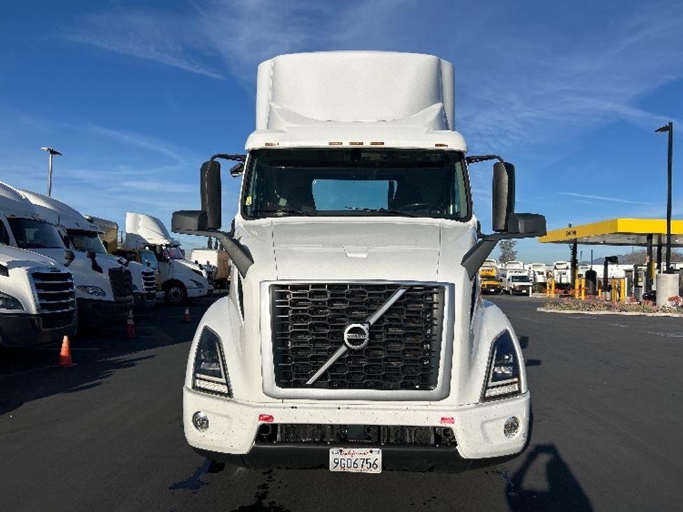 Day Cab Tractor-Heavy Duty Tractors-Volvo-2020-VNR64300-Fontana-CA-499,123\n\t\tmiles-$ 39,750 - Image 2