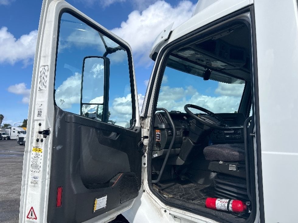 Day Cab Tractor-Heavy Duty Tractors-Volvo-2020-VNR64300-Fontana-CA-499,123\n\t\tmiles-$ 39,750 - Image 9