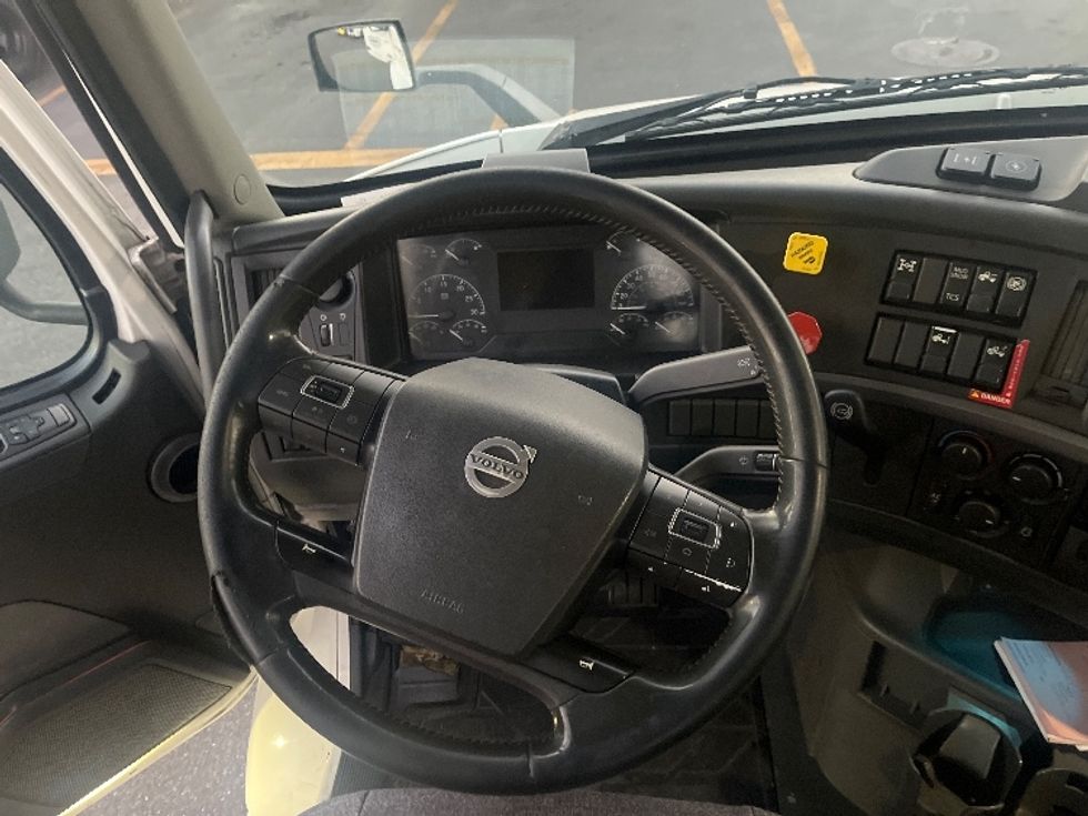Day Cab Tractor-Heavy Duty Tractors-Volvo-2020-VNR64300-Fontana-CA-502,996\n\t\tmiles-$ 50,500 - Image 11