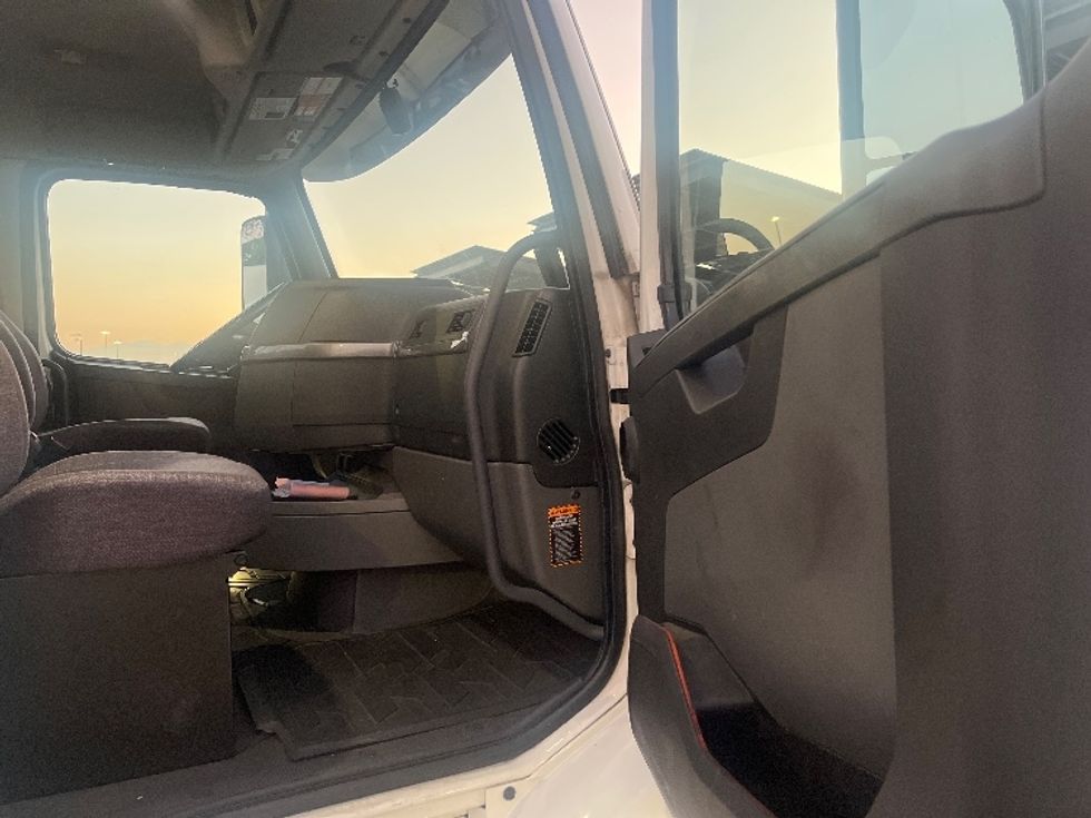 Day Cab Tractor-Heavy Duty Tractors-Volvo-2020-VNR64300-Fontana-CA-502,996\n\t\tmiles-$ 50,500 - Image 12