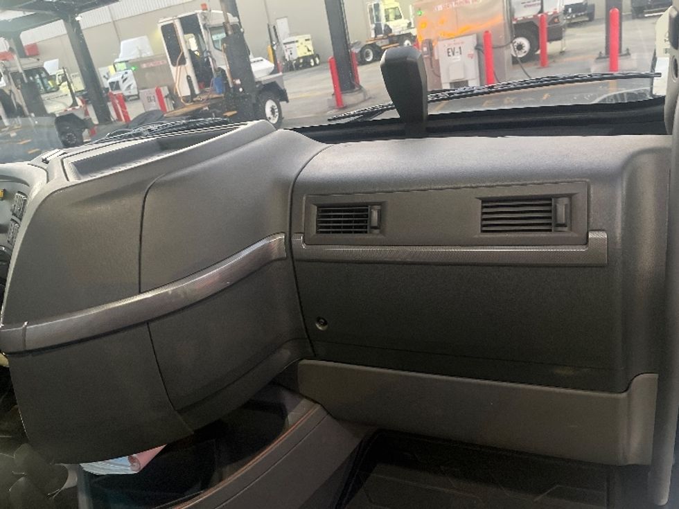 Day Cab Tractor-Heavy Duty Tractors-Volvo-2020-VNR64300-Fontana-CA-502,996\n\t\tmiles-$ 50,500 - Image 13