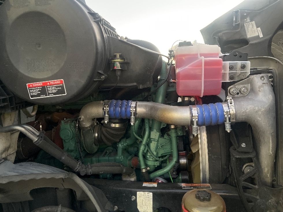 Day Cab Tractor-Heavy Duty Tractors-Volvo-2020-VNR64300-Fontana-CA-502,996\n\t\tmiles-$ 50,500 - Image 15