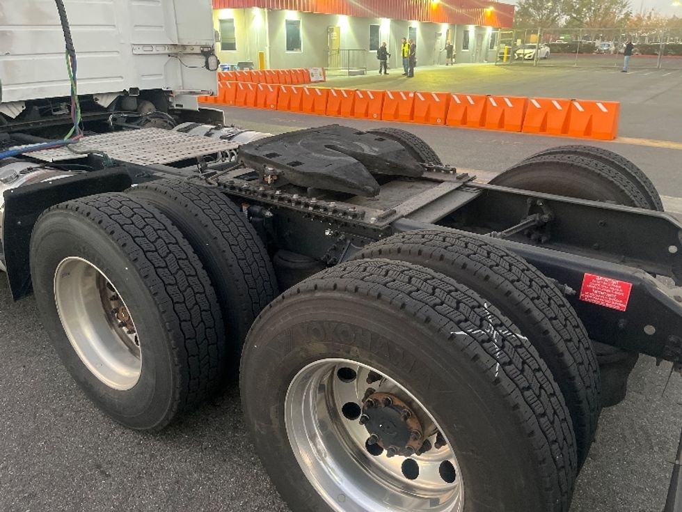 Day Cab Tractor-Heavy Duty Tractors-Volvo-2020-VNR64300-Fontana-CA-502,996\n\t\tmiles-$ 50,500 - Image 17