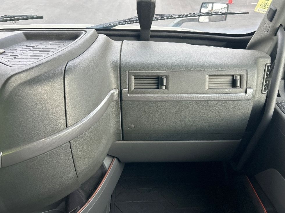 Day Cab Tractor-Heavy Duty Tractors-Volvo-2020-VNR64300-Fontana-CA-515,728\n\t\tmiles-$ 39,000 - Image 12