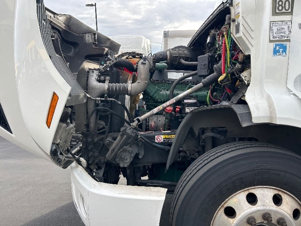 Day Cab Tractor-Heavy Duty Tractors-Volvo-2020-VNR64300-Fontana-CA-515,728\n\t\tmiles-$ 39,000 - Image 15