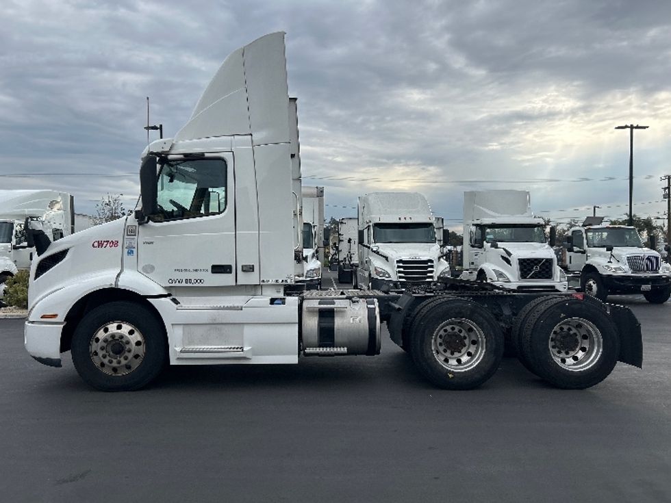 Day Cab Tractor-Heavy Duty Tractors-Volvo-2020-VNR64300-Fontana-CA-515,728\n\t\tmiles-$ 39,000 - Image 4